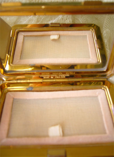 Unusual Oblong Poder Compact~VA-32